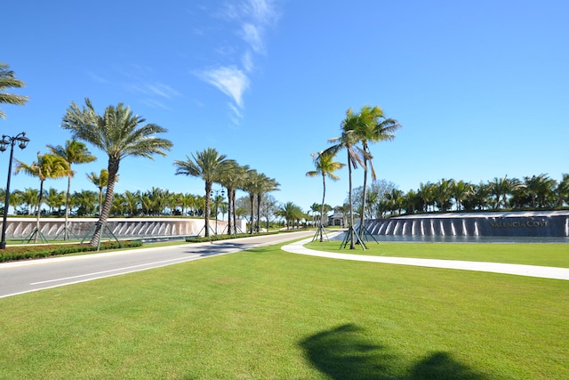 view of property's community featuring a lawn