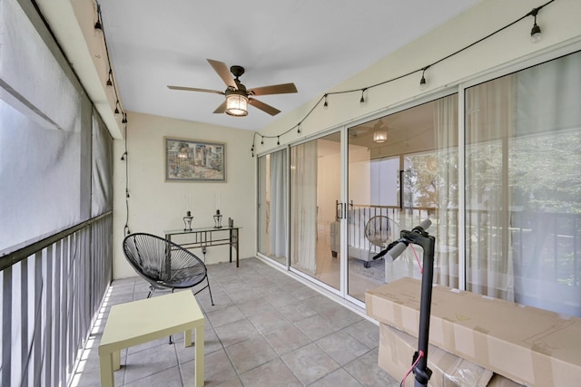 sunroom with ceiling fan