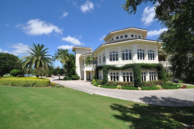 view of front of property featuring a front lawn