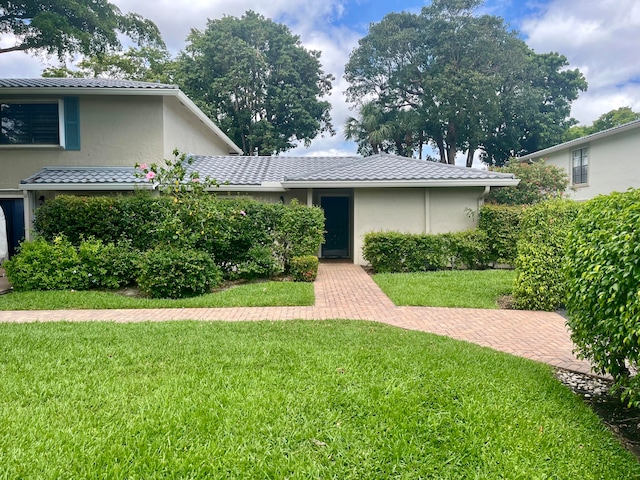 view of front of home featuring a front lawn