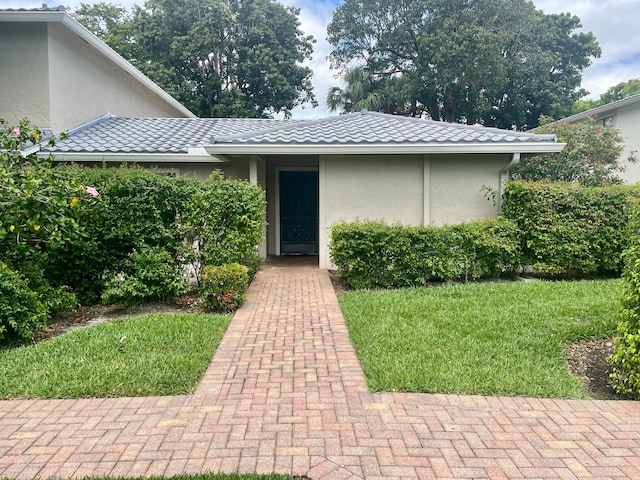 view of front of house with a front lawn