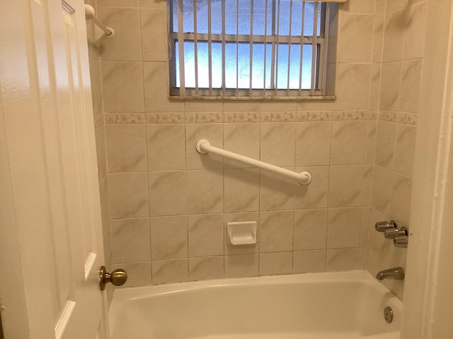 bathroom featuring tiled shower / bath combo