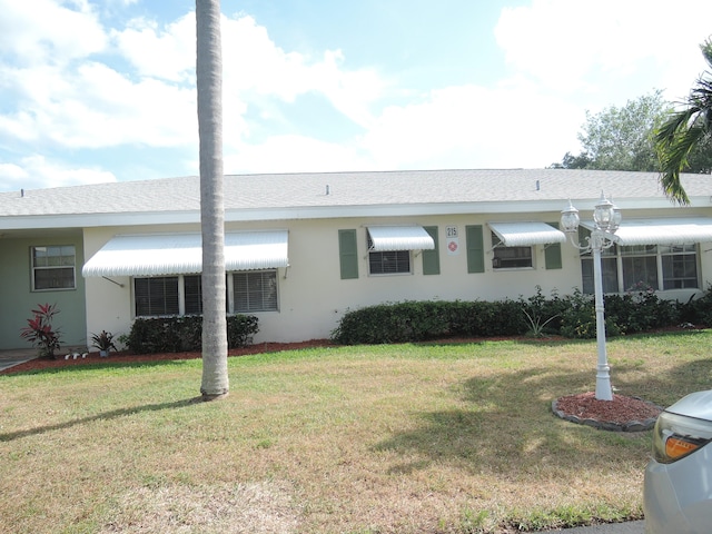 single story home with a front lawn