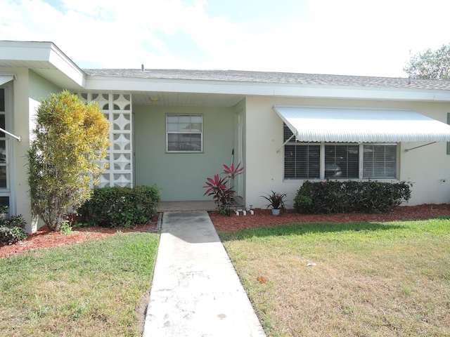 view of front of home featuring a front yard