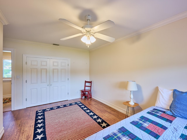 bedroom with dark hardwood / wood-style floors, ceiling fan, and crown molding