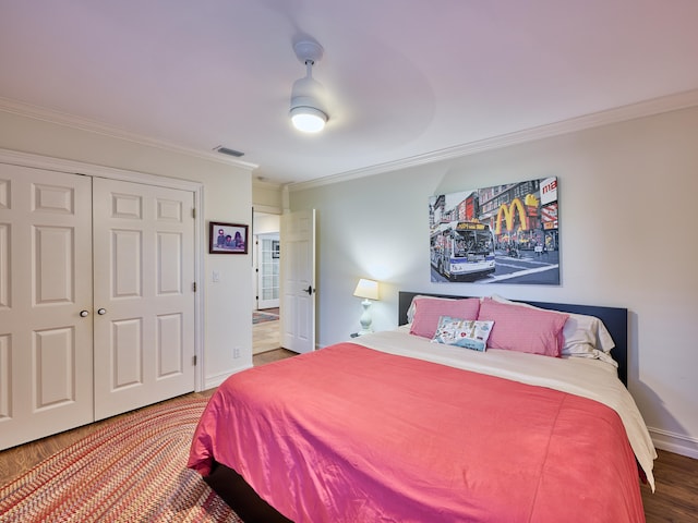 bedroom featuring a closet, ceiling fan, light wood-type flooring, and ornamental molding