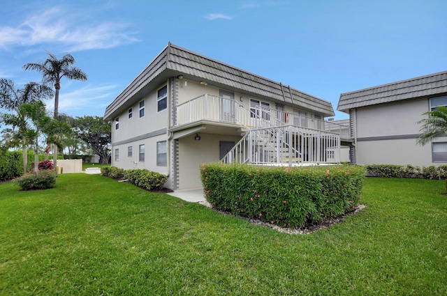 view of front facade featuring a front lawn