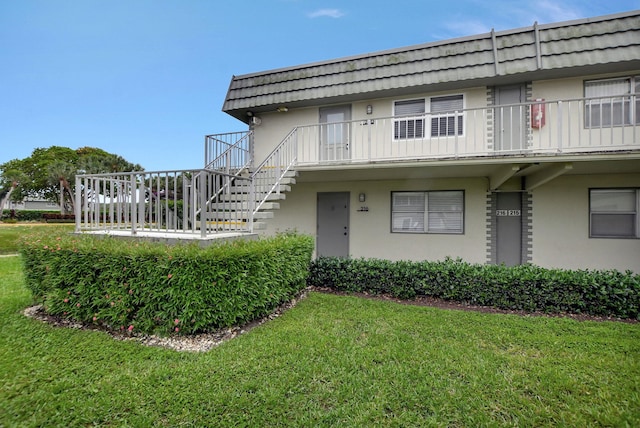 view of front of house featuring a front yard