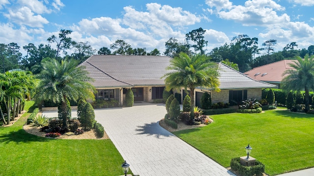 single story home featuring a front lawn