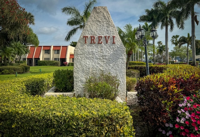 community sign with a lawn