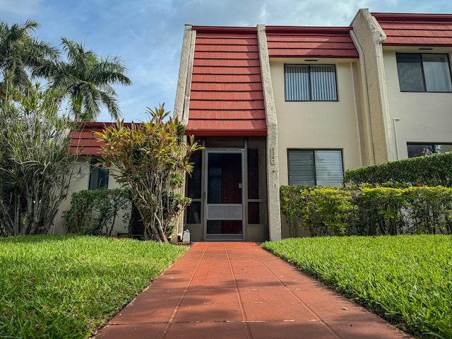 view of front of home featuring a front lawn