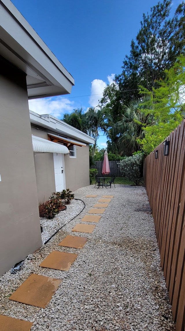 view of yard featuring a patio