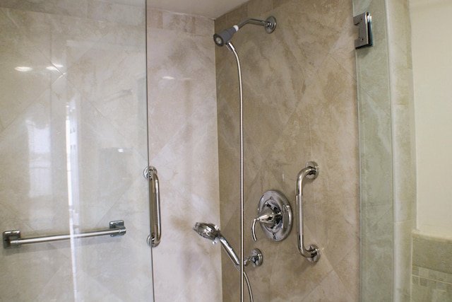 interior details with a tile shower