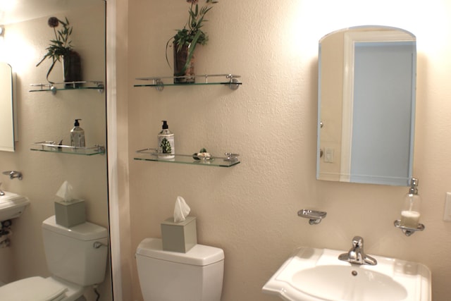 bathroom featuring toilet and sink