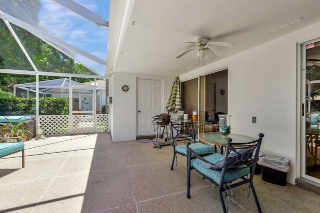 sunroom with ceiling fan