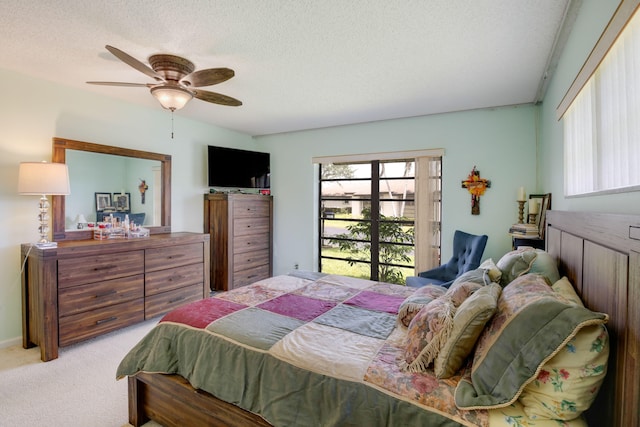 bedroom featuring light carpet, a textured ceiling, and ceiling fan