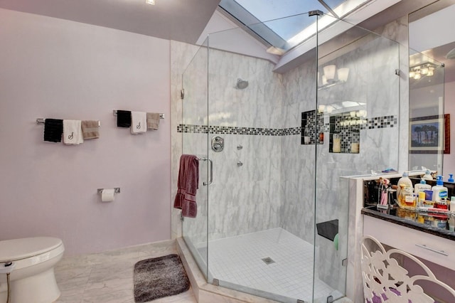 bathroom with toilet, a shower with shower door, and vaulted ceiling