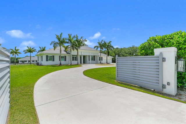 view of front of house featuring a front yard