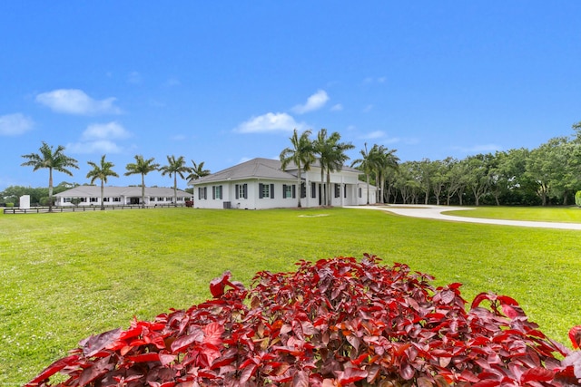 view of front of house featuring a front yard