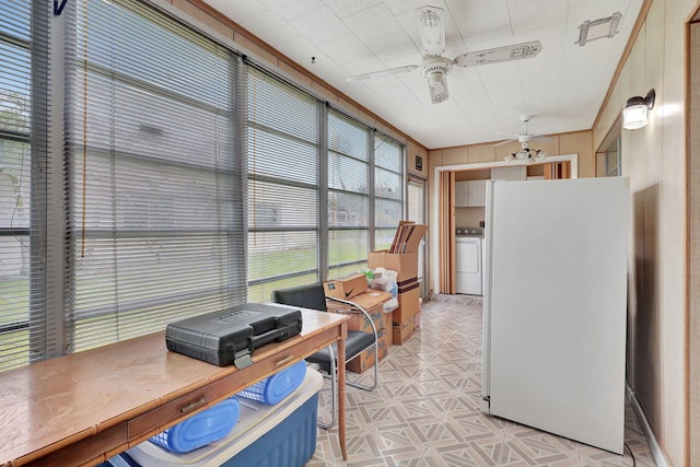 sunroom featuring ceiling fan