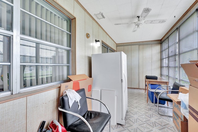 sunroom with ceiling fan