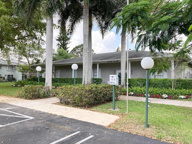 view of front of house with a front lawn