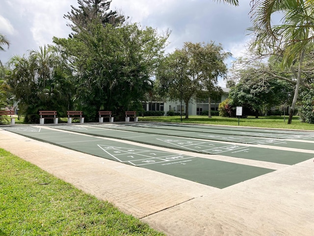 view of property's community featuring a lawn