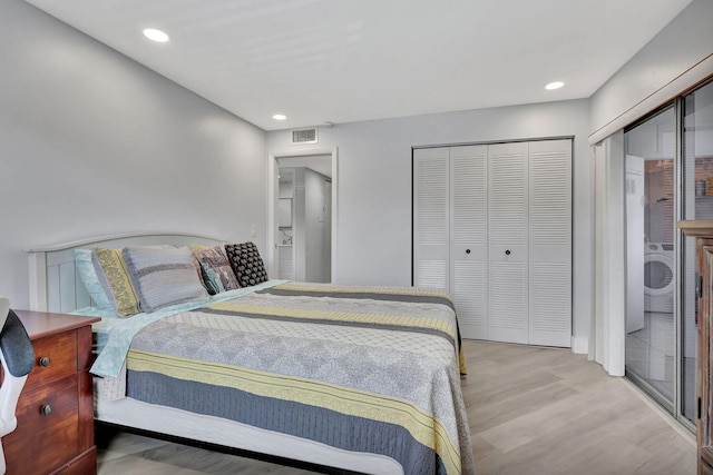 bedroom with washer / dryer, visible vents, wood finished floors, a closet, and recessed lighting