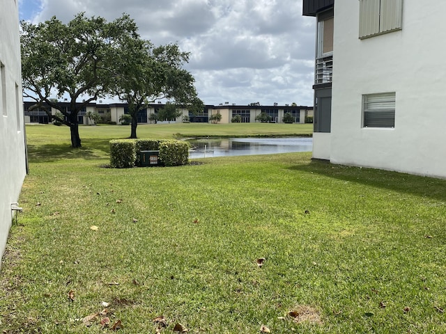 view of yard featuring a water view