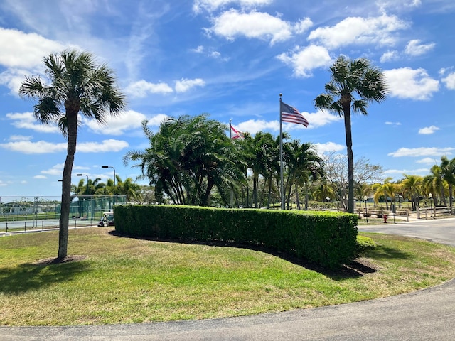 community / neighborhood sign featuring a lawn