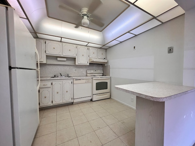 kitchen with kitchen peninsula, ceiling fan, backsplash, white cabinetry, and white appliances