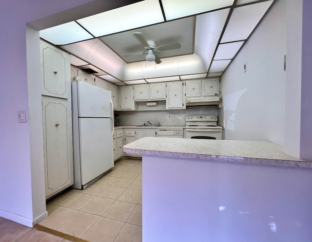 kitchen with kitchen peninsula, sink, light tile patterned flooring, ceiling fan, and white appliances