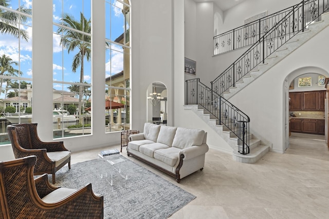 living room featuring a notable chandelier and a high ceiling