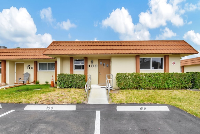 view of front of house featuring a front lawn