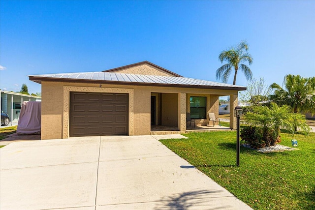 view of front facade featuring a garage and a front yard