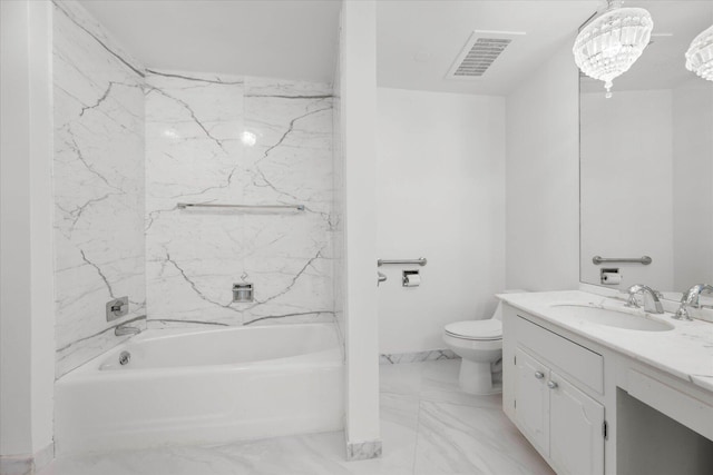 full bathroom featuring tiled shower / bath, vanity, an inviting chandelier, and toilet