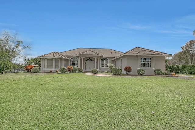 view of front of home featuring a front yard