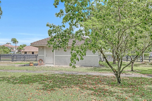 view of yard with a storage unit