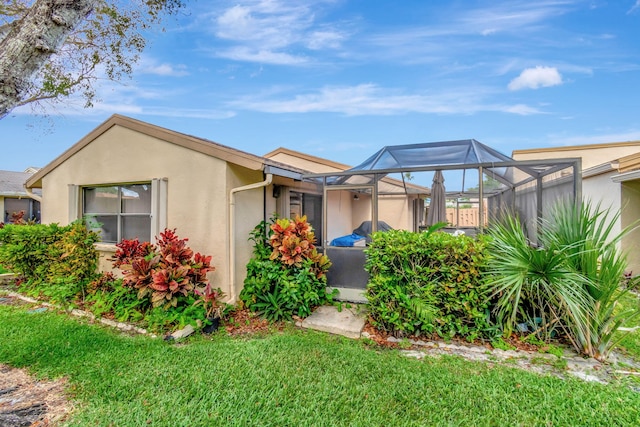 view of front of house featuring a front yard and a lanai