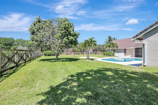 view of yard featuring a fenced in pool