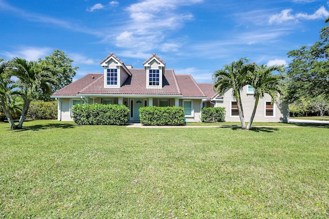 view of front of property featuring a front yard