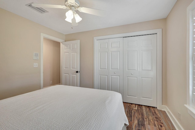 bedroom with dark hardwood / wood-style floors, ceiling fan, and a closet