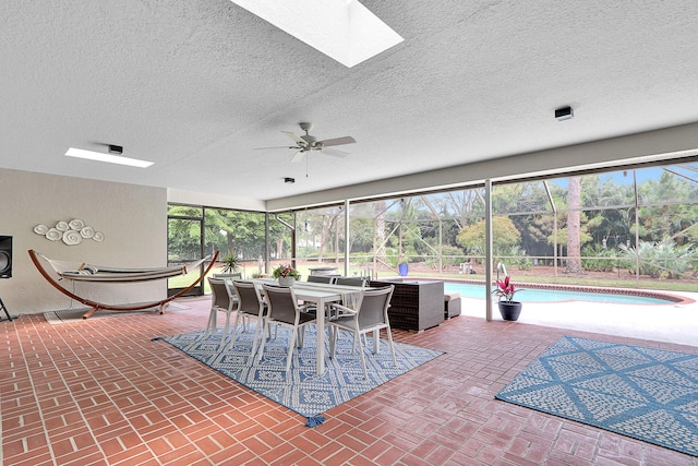 sunroom with ceiling fan