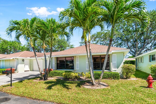 view of front of property featuring a front lawn