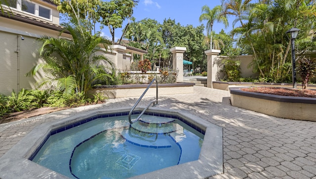 view of swimming pool with an in ground hot tub and a patio area