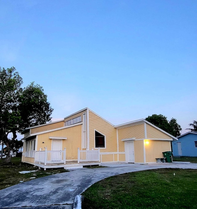 view of front of house featuring a front lawn