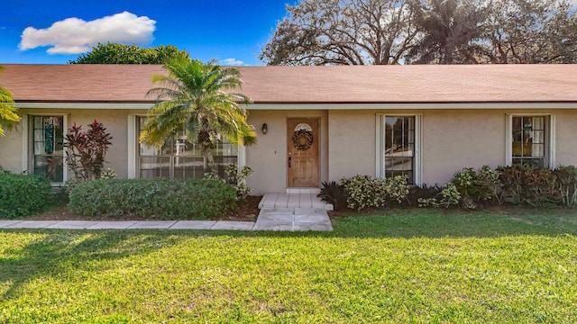 single story home with a front yard