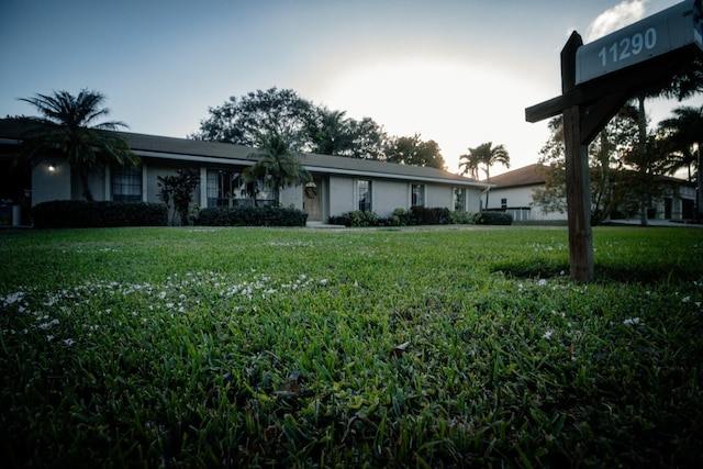 single story home with a front lawn