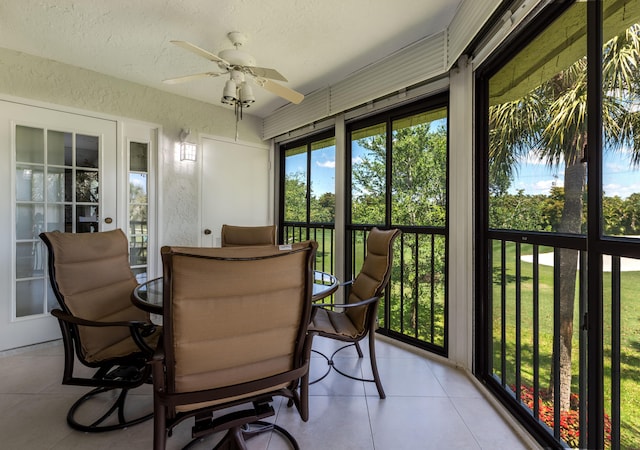 sunroom with ceiling fan