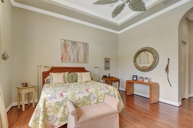 bedroom featuring ornamental molding, hardwood / wood-style floors, and ceiling fan